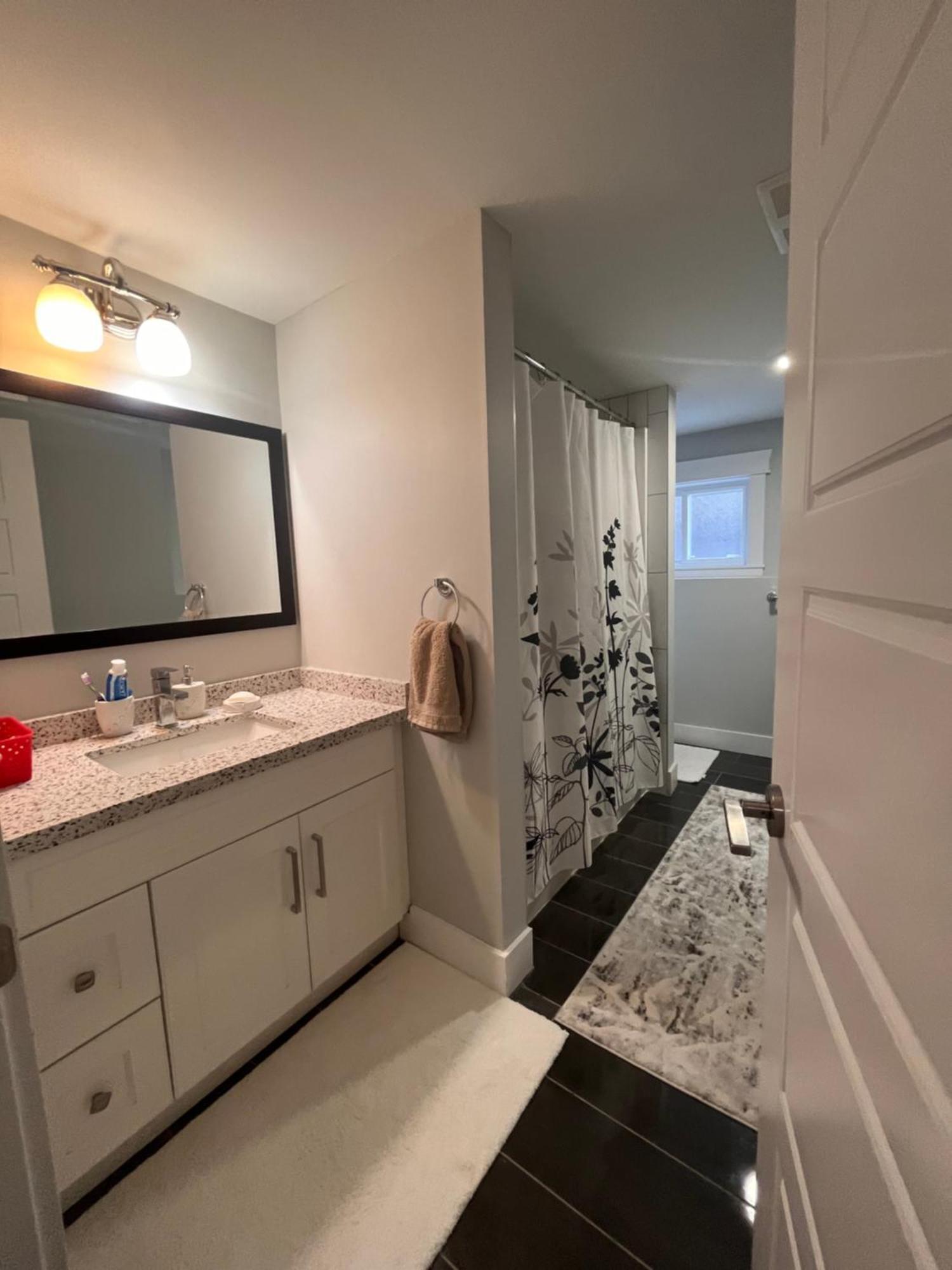 2 Bedroom Suite With Full Kitchen レベルストーク エクステリア 写真