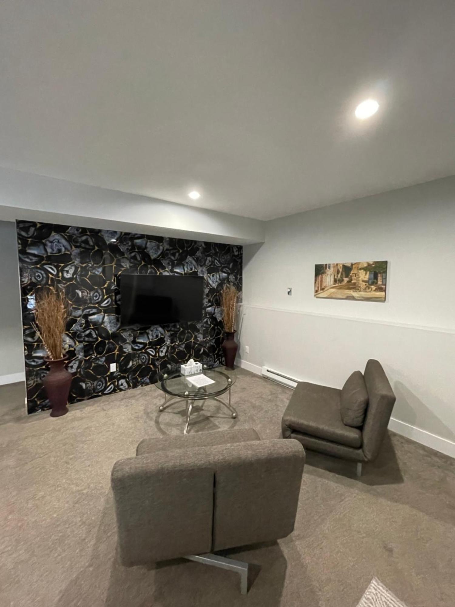 2 Bedroom Suite With Full Kitchen レベルストーク エクステリア 写真