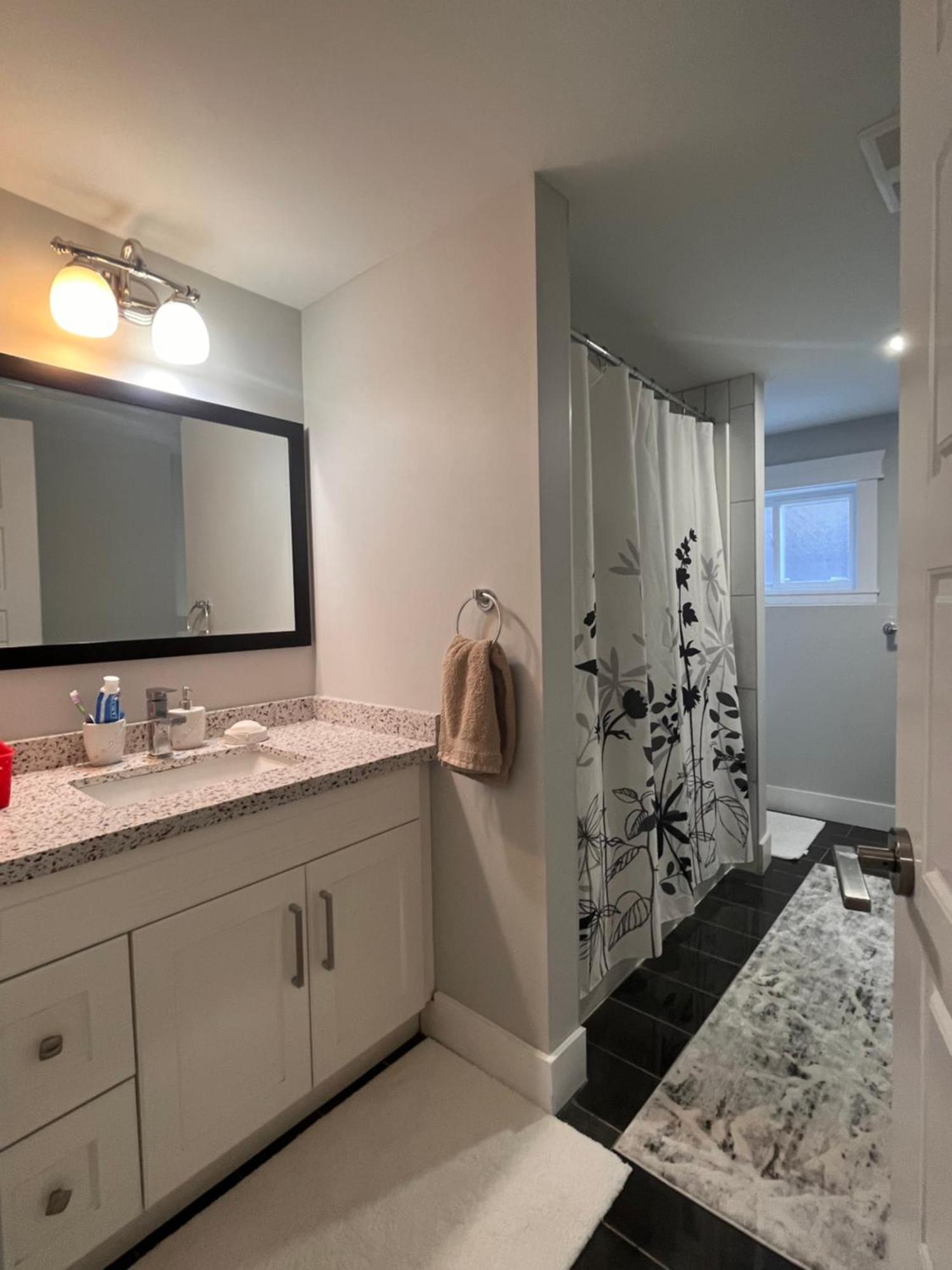 2 Bedroom Suite With Full Kitchen レベルストーク エクステリア 写真