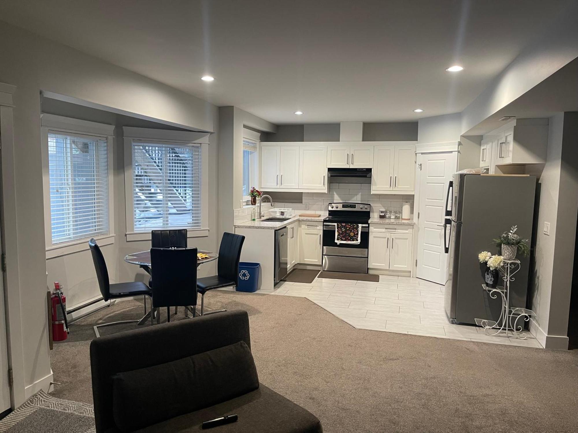 2 Bedroom Suite With Full Kitchen レベルストーク エクステリア 写真