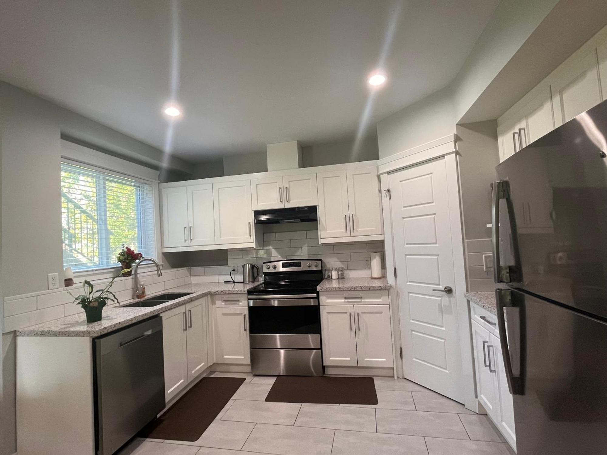 2 Bedroom Suite With Full Kitchen レベルストーク エクステリア 写真