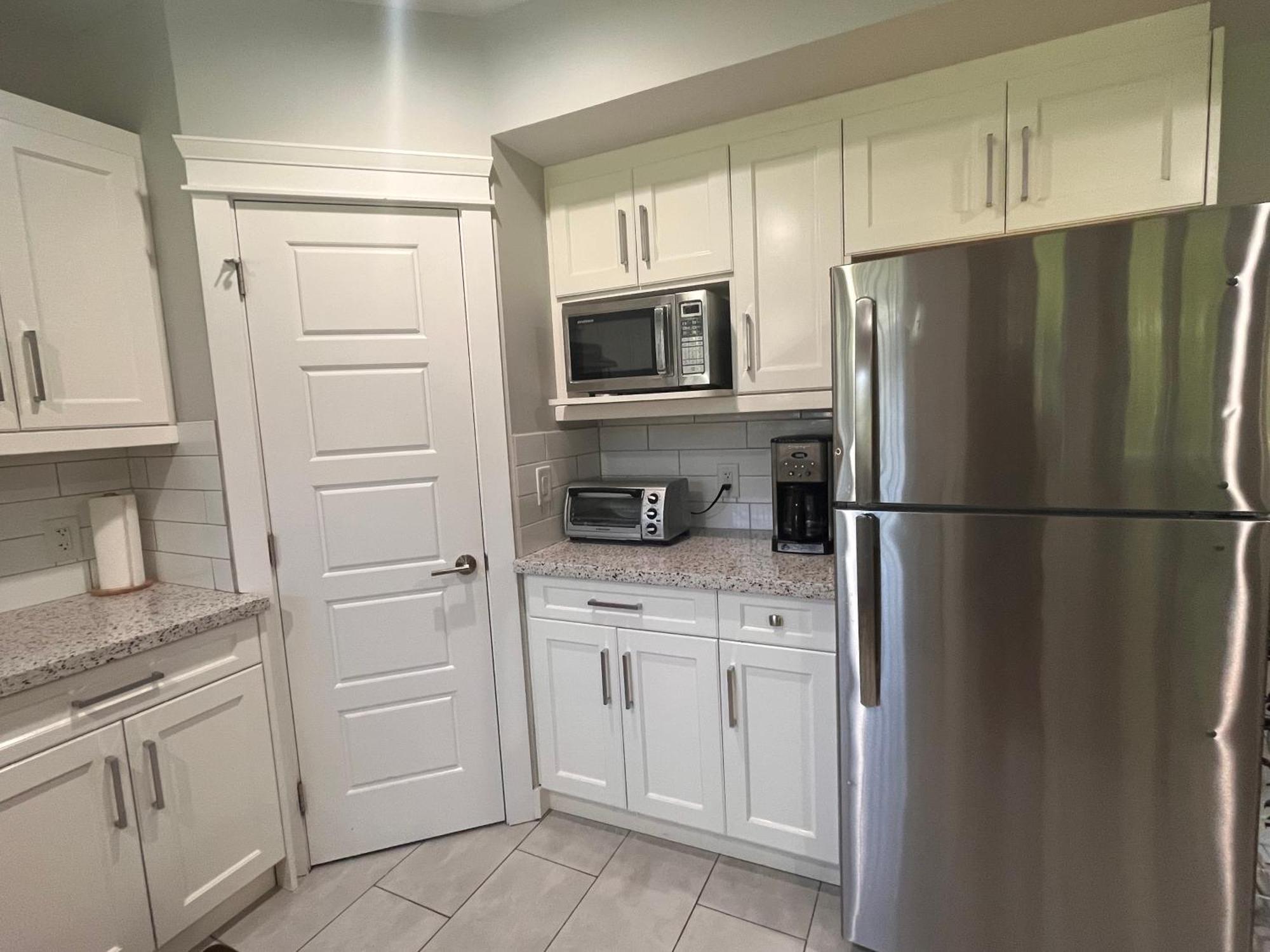 2 Bedroom Suite With Full Kitchen レベルストーク エクステリア 写真