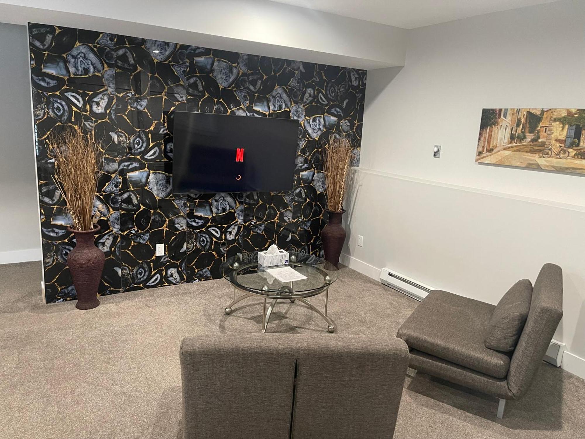 2 Bedroom Suite With Full Kitchen レベルストーク エクステリア 写真