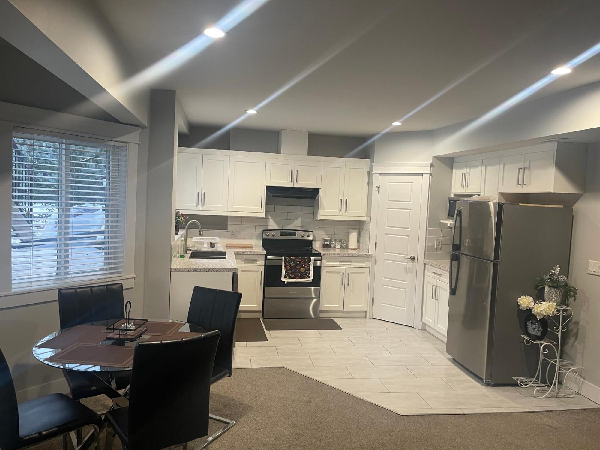 2 Bedroom Suite With Full Kitchen レベルストーク エクステリア 写真